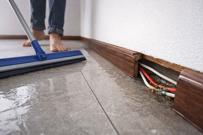 El cableado de alarma escondido en los zócalos